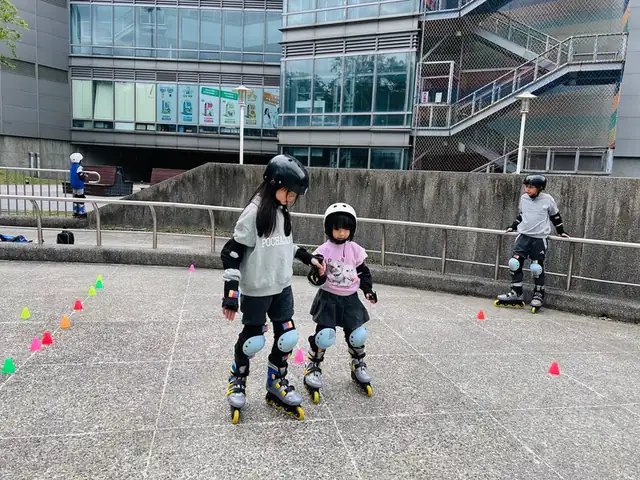 太空直排輪冬天運動的孩子們