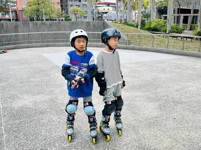 太空直排輪冬天運動的孩子們