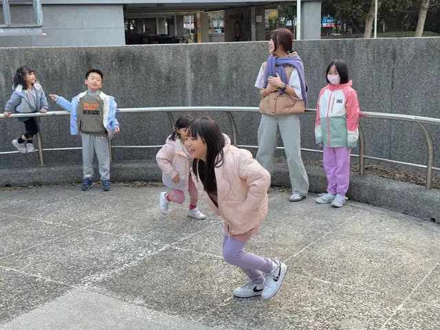 太空直排輪冬天運動的孩子們