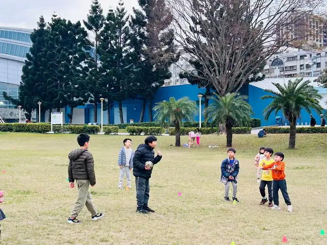 太空直排輪冬天運動的孩子們