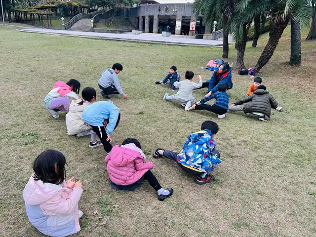 太空直排輪冬天運動的孩子們