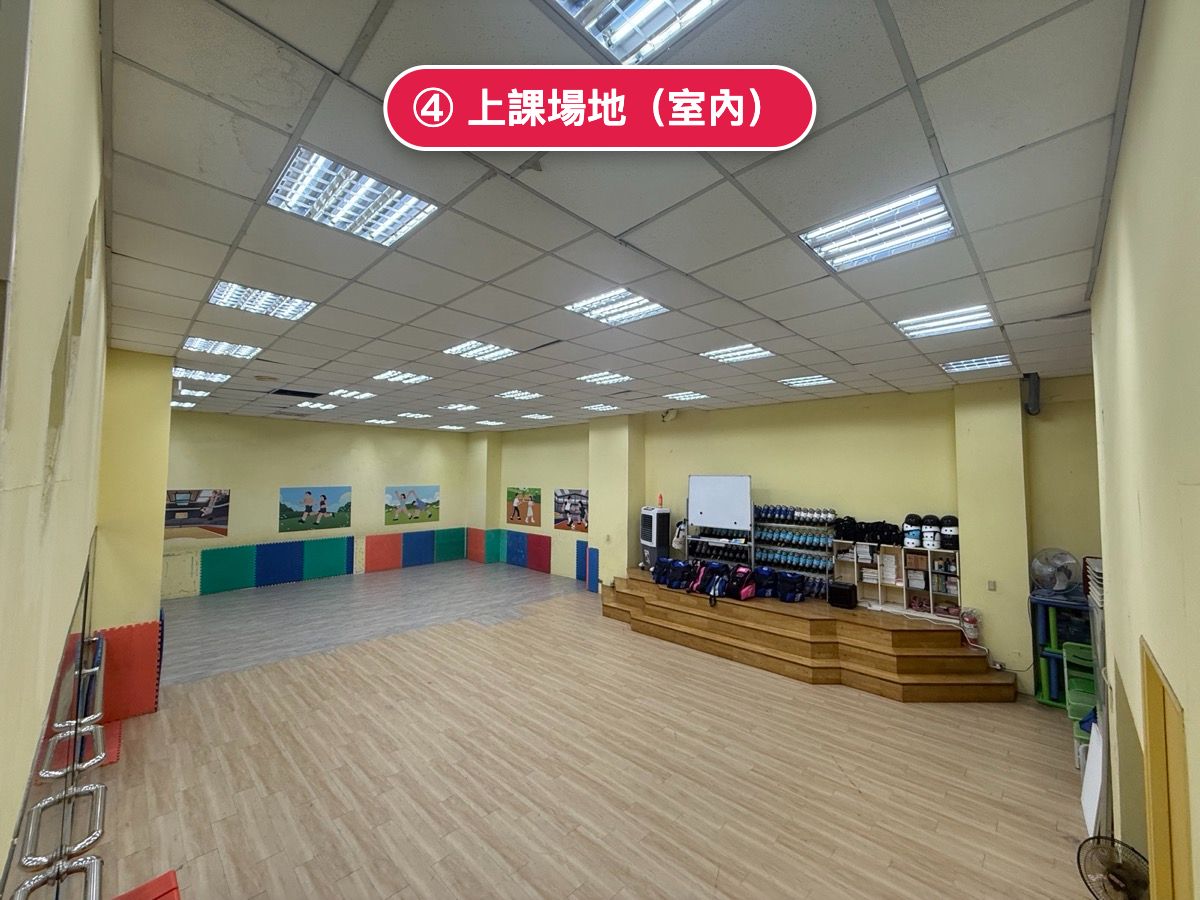 室內上課場地:木紋地板、直排輪與安全帽架